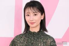 波瑠、新鮮なピンク衣装で美スタイル披露「雰囲気違う」「アイドルみたい」と反響