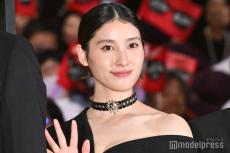 土屋太鳳、大胆カットドレスで美ウエスト披露「セクシー」「上品で素敵」と絶賛の声