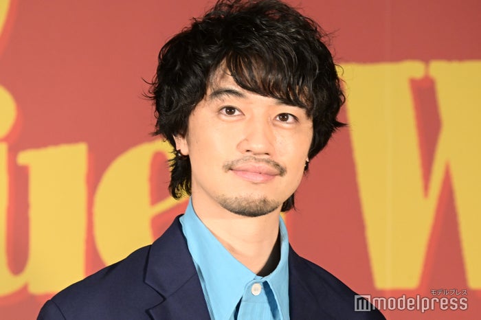 斎藤工、スクランブル交差点で1人路上ライブ NSC時代は「結構地獄でした」