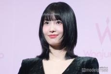 TWICEモモ、“超ミニ”牛柄スカートから圧巻美脚スラリ スペイン絶景バックのオフショットに反響「かっこよすぎ」「美術館の絵みたい」