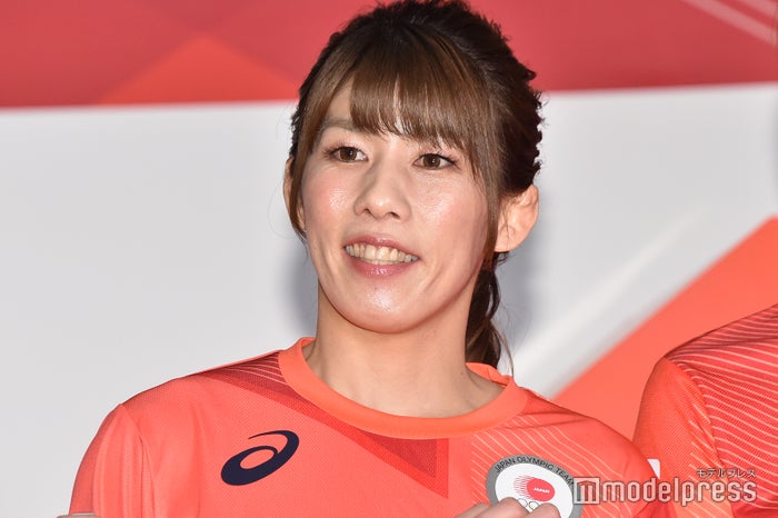 吉田沙保里、ミニスカ婦人警官コスプレで「逮捕しちゃうぞ」