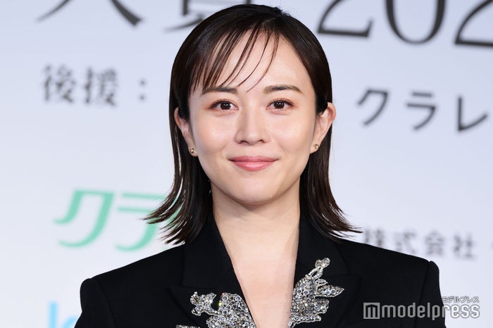 比嘉愛未、CA姿で美脚披露「美しすぎる」「似合ってます」