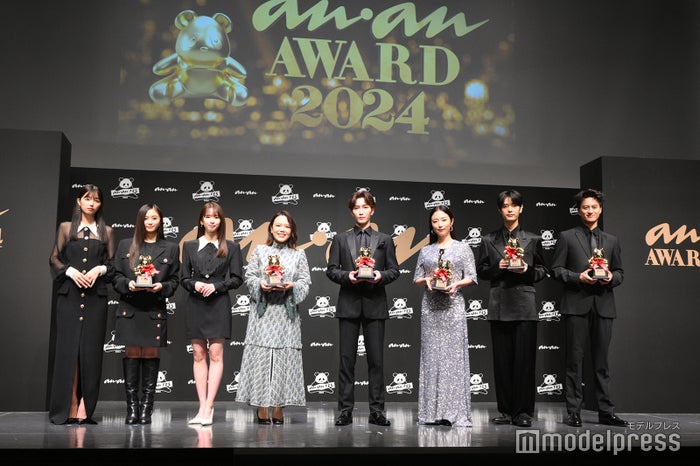 Snow Man渡辺翔太・Aぇ! group小島健・乃木坂46 5期生ら「anan AWARD 2024」授賞式に集結