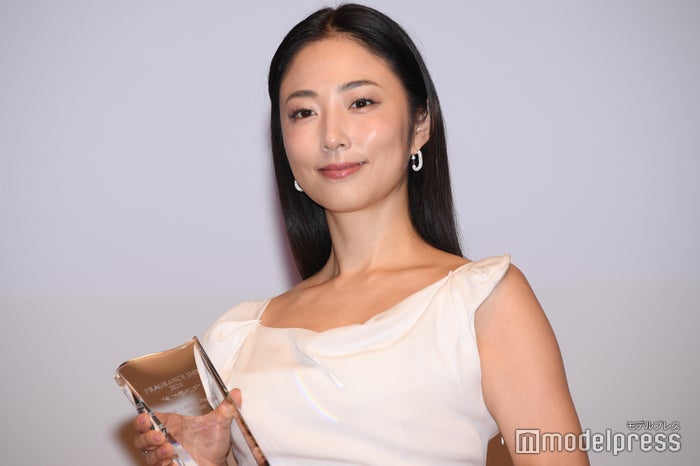 MEGUMI、スリットからほっそり美脚披露「FRAGRANCE Person of the Year」受賞に喜び【FRAGRANCE DAY 2024】