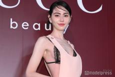 タイ“絶世の美女”ダビカ・ホーンが来日 黒ランジェリー×大胆カットアウトドレスで抜群スタイル披露【グッチ ビューティ イベント】