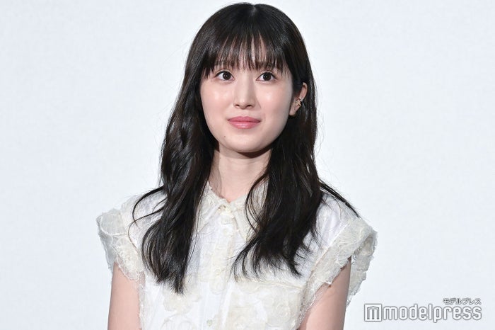 福本莉子、ミニワンピでほっそり美脚披露「全決」オフショに「スタイル抜群」「可愛すぎる」の声