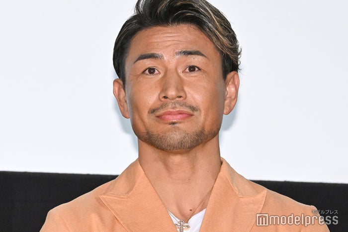 魔裟斗、長男とのおそろコーデ披露 顔出し2ショットに「イケメン親子」「憧れ」と絶賛の声