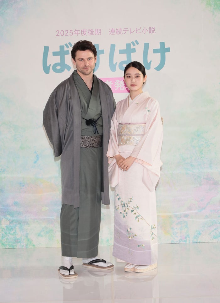 【朝ドラ「ばけばけ」夫役発表会見】“夫婦役”高石あかり＆トミー・バストウ、揃って直筆美文字のボード作成 ヒロイン会見でもメッセージ配布していた