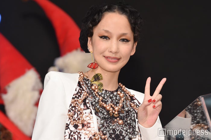 中島美嘉、愛猫と戯れる2ショットが話題「すっぴん？」「可愛いの大渋滞」