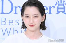 河北麻友子、セーター1枚で美脚スラリ 誕生日ディズニーコーデが「可愛すぎ」「真似したくなる」と話題