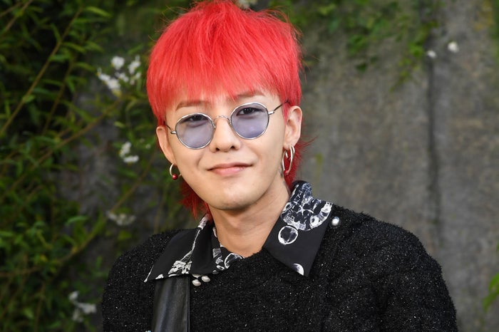 G-DRAGON、BIGBANG再集結伝説「MAMA」ステージ裏側 髪ピンクに染めるオフショット公開「カリスマ感ハンパない」「唯一無二」の声