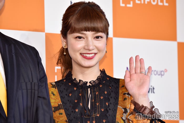 平愛梨、息子4人がお揃い服で密着「宝物みたいな写真」「頼りになるお兄ちゃん」と反響