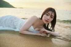 日向坂46佐々木美玲、波と戯れる大人なドレス姿 1st写真集先行カット第11弾解禁【陽射しのパレード】