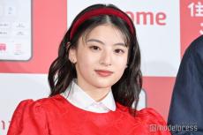 出口夏希、“不思議の国のアリス風”フリルたっぷり赤ワンピで登場 共演俳優も絶賛「一緒のカメラに収まりたかった」