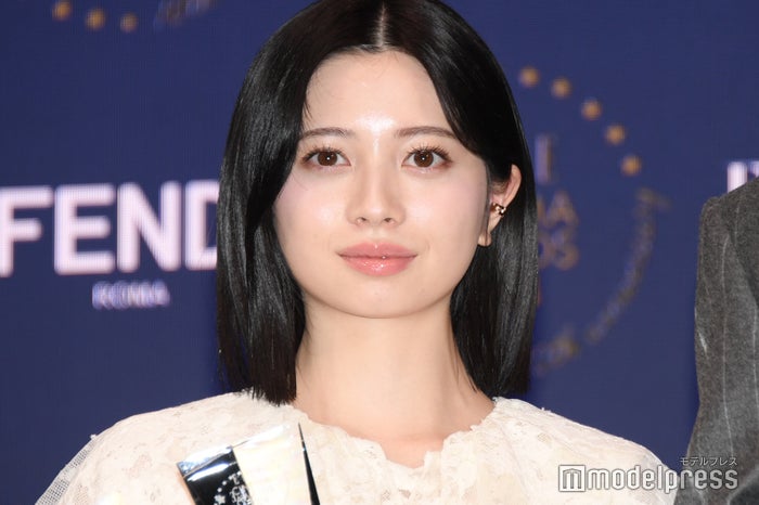 桜田ひより、レースドレスから色白美脚スラリ「ライジングスター賞」受賞に喜び【ELLE CINEMA AWARDS 2024】