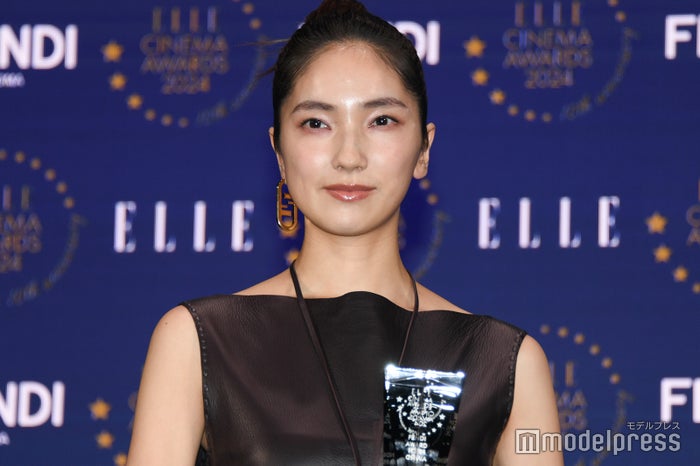 仁村紗和、美スタイル際立つノースリーブドレス姿「30歳の幕開け」に意気込み【ELLE CINEMA AWARDS 2024】