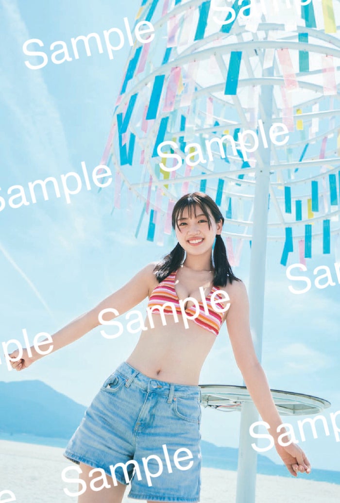 日向坂46佐々木美玲、ビーチで笑顔向ける水着ショット 1st写真集封入ポストカード第3弾解禁【陽射しのパレード】