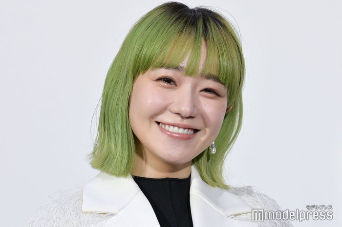 奈緒、“人生初”緑ヘアをお披露目「レタス頭が大切なビジュアル」撮影でのハプニングも明かす【東京サラダボウル】