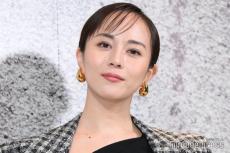 比嘉愛未、三代目JSBライブで岩田剛典と2ショット グッズ装備で「愛が伝わる」と反響