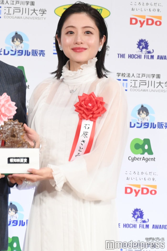 石原さとみ、感極まり涙 両親が21年ぶり授賞式参加「病気を乗り越えて」【第49回報知映画賞】