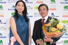 奥田瑛二、杏との共演は実娘・安藤サクラより「緊張する」熱いハグで喜び分かち合う【第49回報知映画賞】