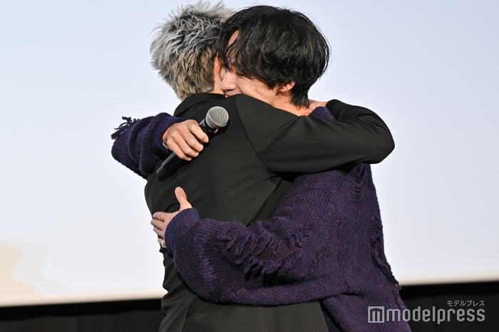 THE RAMPAGE長谷川慎＆古屋呂敏、イベントで熱いハグ キスシーン裏話も語る「4テイクくらいしてる」【恋をするなら二度目が上等〜special edition〜】