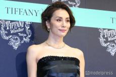 米倉涼子、ミニ丈シースルーワンピで美脚披露 サンタ帽姿に「美しすぎる」「憧れのスタイル」と反響