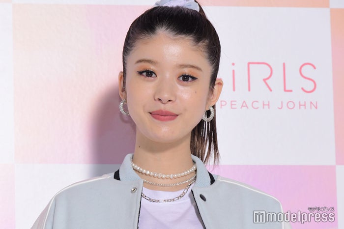 馬場ふみか、美谷間披露 2024年振り返りショットに反響「セクシー」「美しい」