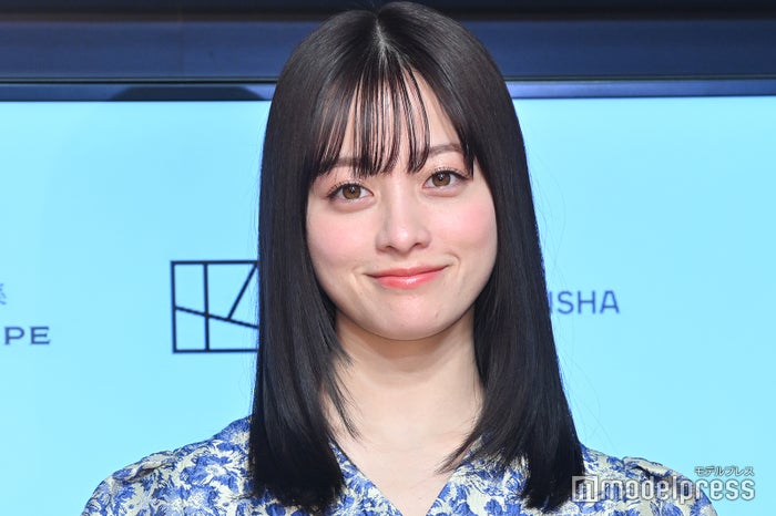 【紅白本番】橋本環奈、美デコルテ際立つ花柄ドレス姿 デザインに注目集まる「びっくりした」「すごい」