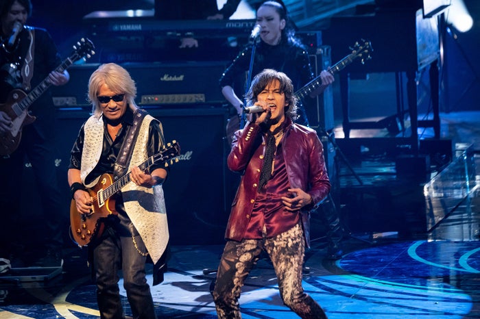 【紅白本番】B’z「紅白」初出場でサプライズ演出 予定にない2曲生演奏で会場総立ち＆司会者にも知らされず