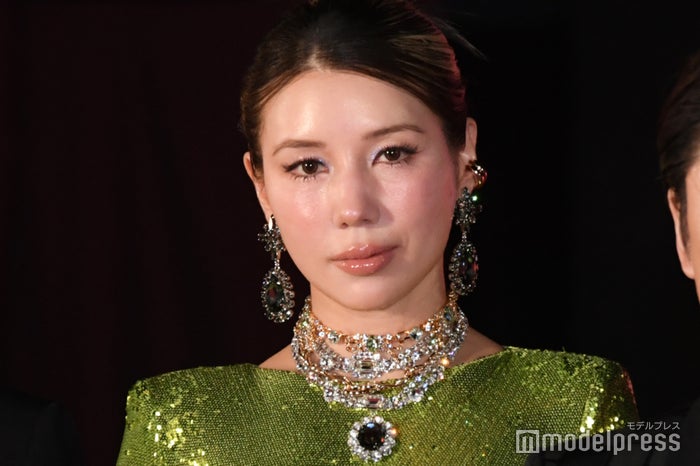 仲里依紗、美バストのぞくキャミドレス姿披露「カッコよすぎる」「完璧にギャル」絶賛の声