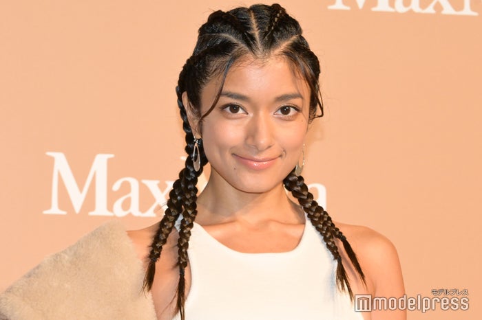 ローラ、餅つき＆書き初めショット公開「素敵なお正月」「綺麗な字」と反響