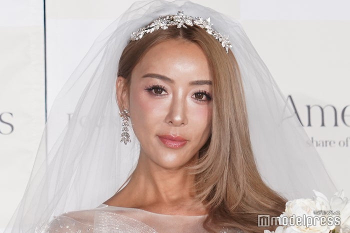 GENKING.、胸元大胆開きドレスで美バスト開放「リアルバービー」「スタイル良すぎ」と絶賛の声