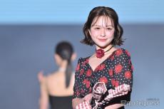 村重杏奈、美デコルテ輝くエレガントワンピで華麗なランウェイ【TGCしずおか2025】