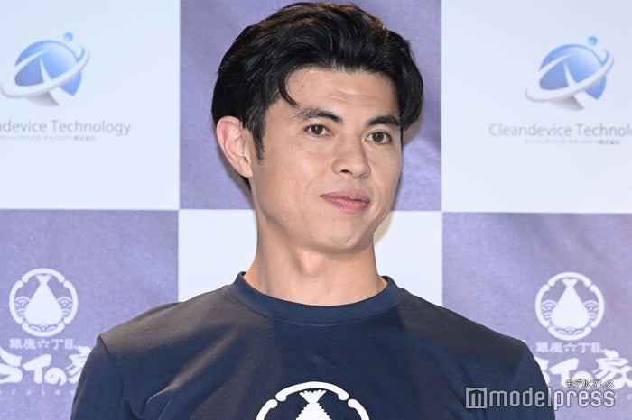 小島よしお、母がサプライズでイベント観覧 2ショットに反響「似てる」「仲良し」