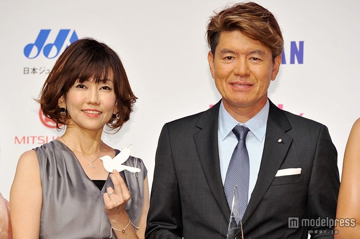 松本伊代、夫・ヒロミとの仲睦まじい夫婦デート公開「愛されてますね」「やりとり可愛い」の声