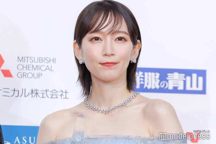 「ラヴィット！」吉岡里帆、人気芸人の肩に“密着” 生寸劇に絶賛の声相次ぐ「悶絶級の可愛さ」「羨ましい」