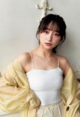 元日向坂46影山優佳、キャミソール姿で美肌大胆披露