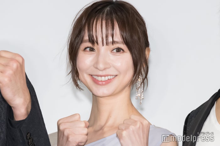 篠田麻里子、フリー転身後初の公の場 美デコルテ際立つ透けドレス姿で登場【BLUE FIGHT 〜蒼き若者たちのブレイキングダウン】