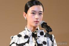 河合優実、脚線美際立つミニ丈ドレス姿「ふてほど」親子が壇上で再会【2025年エランドール賞】