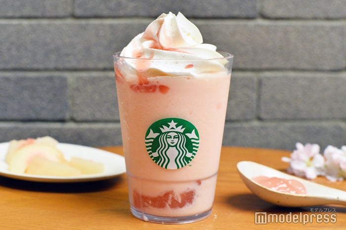 スタバ、瑞々しく桃香る新作フラペ「白桃と桜わらびもち フラペチーノ」もちぷる食感の食べ応えも◎