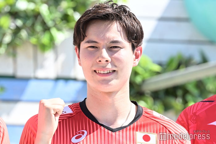 バレー男子日本代表・高橋藍選手、HANAの「Drop」ポーズ披露で兄