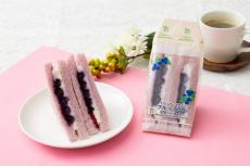 セブン、紫色のパンで挟む「ブルーベリーサンド」新登場 濃厚クリームチーズ×果実たっぷり