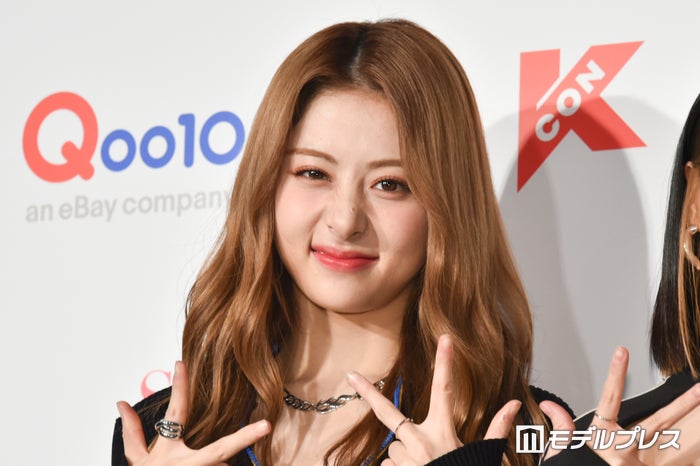 LE SSERAFIMユンジン、花モチーフトップスで美ウエスト披露「アート