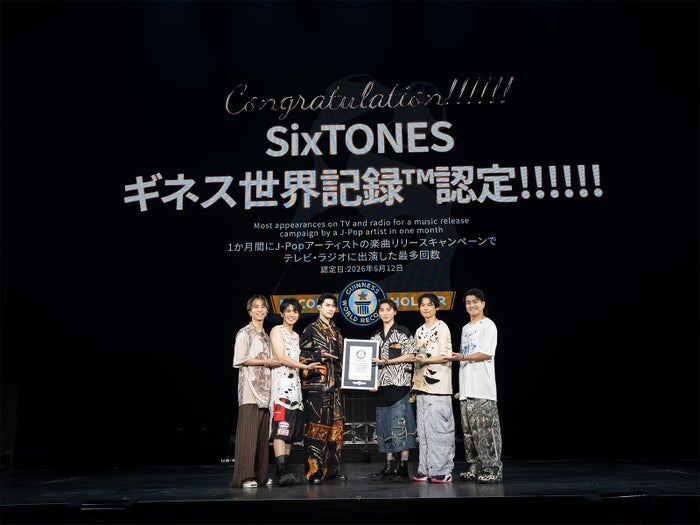 SixTONES memegang sertifikat Guinness World Record - momen bahagia