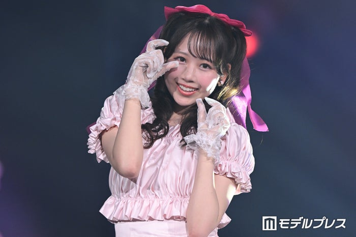 FRUITS ZIPPER松本かれん、ピンクフリルドレスで甘さ全開【オキコレ