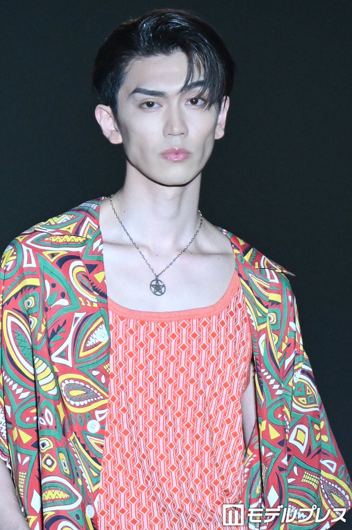 樋口幸平、オレンジパンツがアクセント 柄シャツで個性演出【TGC新潟