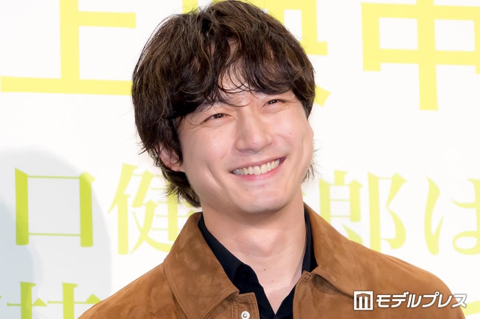 坂口健太郎、結婚発表翌日に公の場登場 祝福の言葉に笑顔で会釈【私は