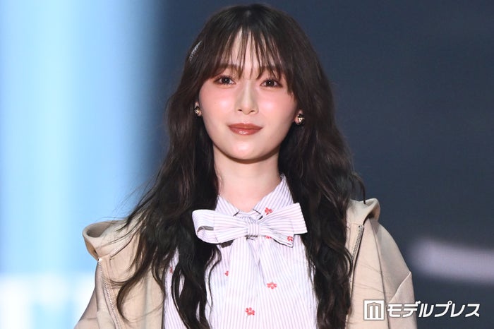櫻坂46守屋麗奈、ミニ丈コートで美脚スラリ フード被りキュートに
