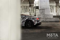 大胆不敵すぎ！？ マセラティの新型スポーツカー MC20が「中指」の前を走る姿を公開